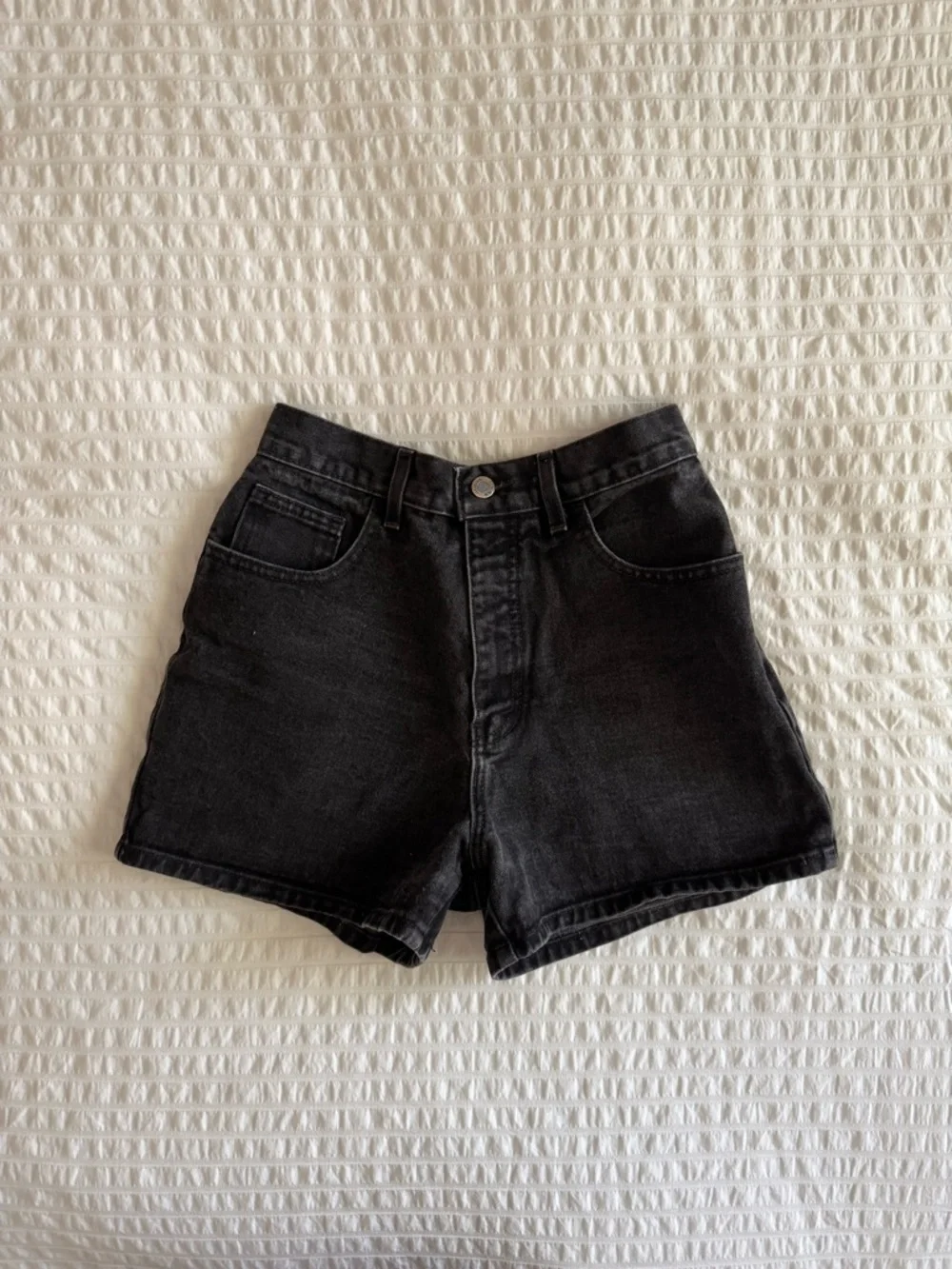 (sold) Vintage Guess denim shorts - Picture 2 of 7